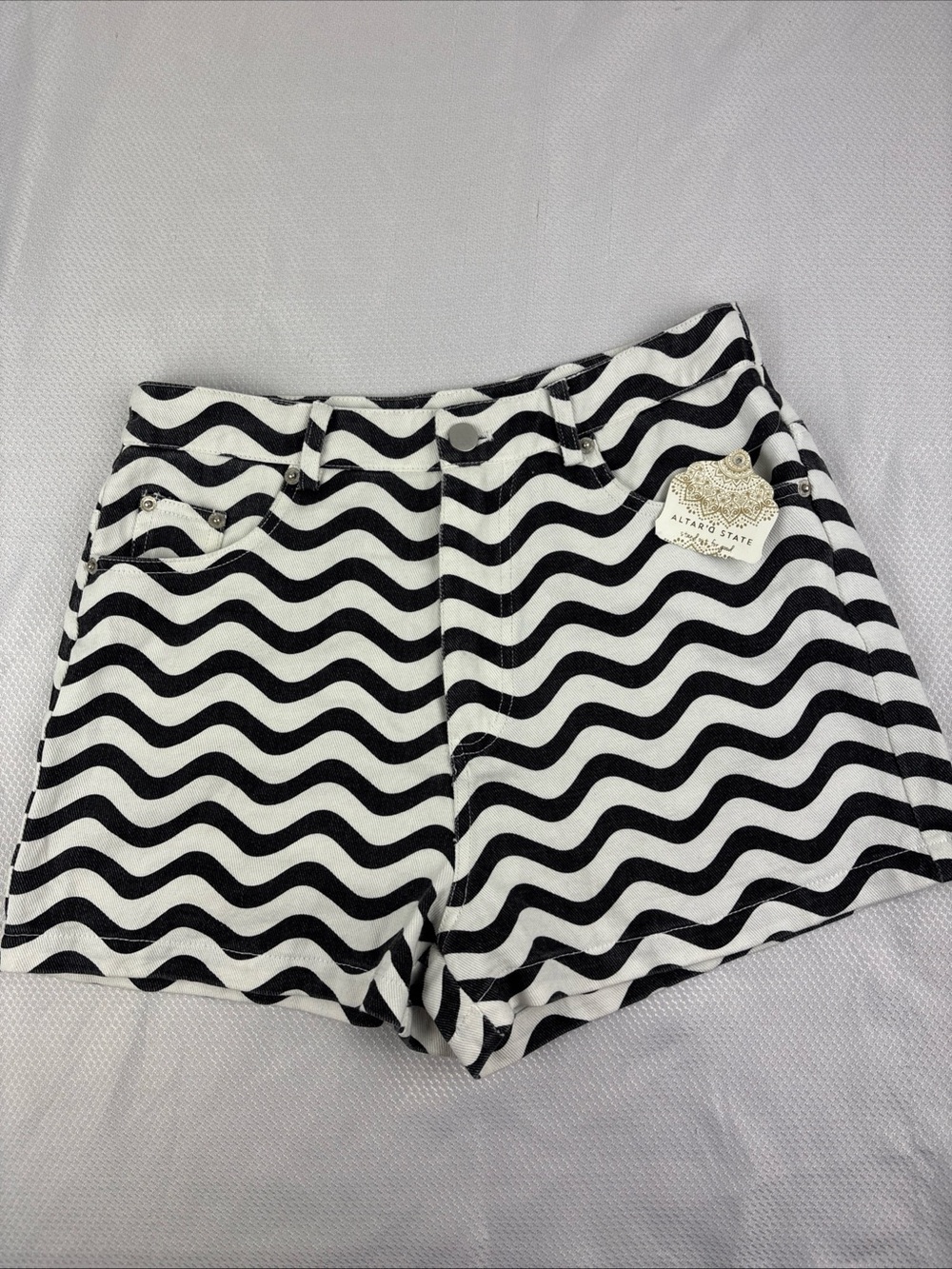 Altar'd State M Shorts Wavy Stripes 100% Cotton White And Black NWT High Denim